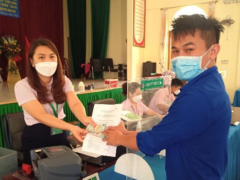 C&amp;aacute;n bộ Ng&amp;acirc;n h&amp;agrave;ng CSXH thị x&amp;atilde; Ho&amp;agrave;ng Mai trao nguồn hỗ trợ cho thanh ni&amp;ecirc;n ph&amp;aacute;t triển kinh tế