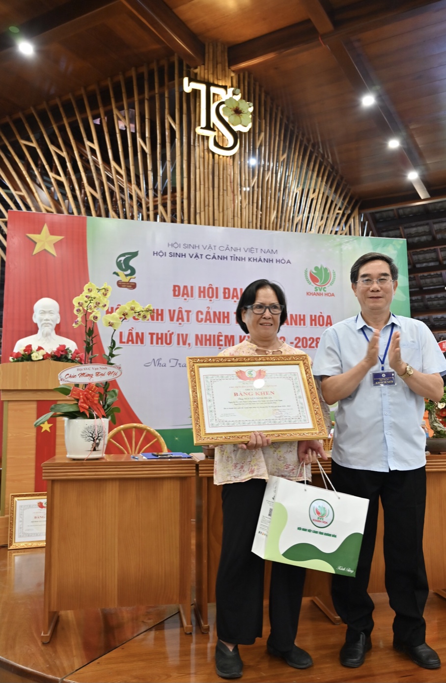 B&amp;agrave; quả phụ Nguyễn Đ&amp;igrave;nh Huấn nhận Bằng khen của Hội Sinh Vật Cảnh Việt Nam truy tặng &amp;ocirc;ng Nguyễn Đ&amp;igrave;nh Hu&amp;acirc;n, Nguy&amp;ecirc;n Chủ tịch Hội  Sinh Vật Cảnh Kh&amp;aacute;nhh H&amp;ograve;a .
