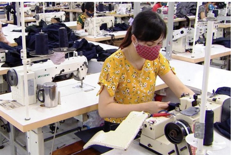 Xưởng May Thi&amp;ecirc;n Ph&amp;uacute; đang sản xuất Balo t&amp;uacute;i x&amp;aacute;ch