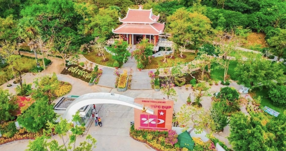 H&amp;agrave;o kh&amp;iacute; to&amp;aacute;t l&amp;ecirc;n từ vẻ đẹp huyền thoại của Tức Dụp