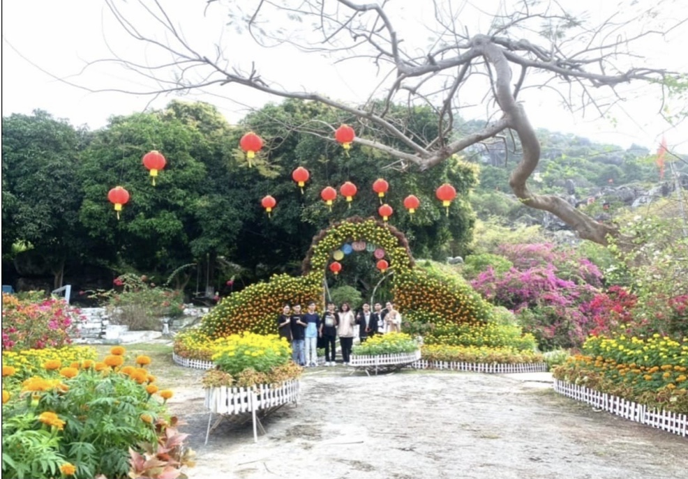 Ch&amp;agrave;o h&amp;egrave; sang, học sinh rất th&amp;iacute;ch đến Tức Dịp để ngắm nh&amp;igrave;n m&amp;agrave;u đỏ hoa phượng