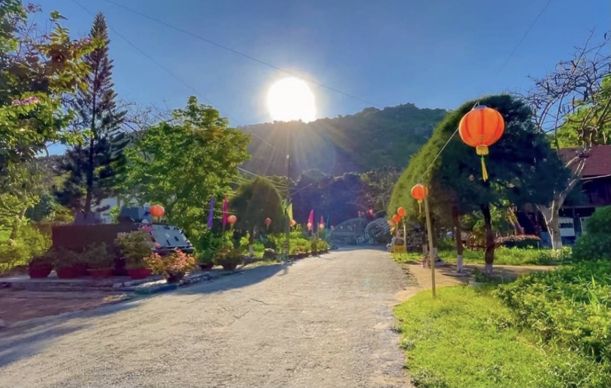 Vầng dương tr&amp;ecirc;n đỉnh Đồi thi&amp;ecirc;ng thật ngoạn mục