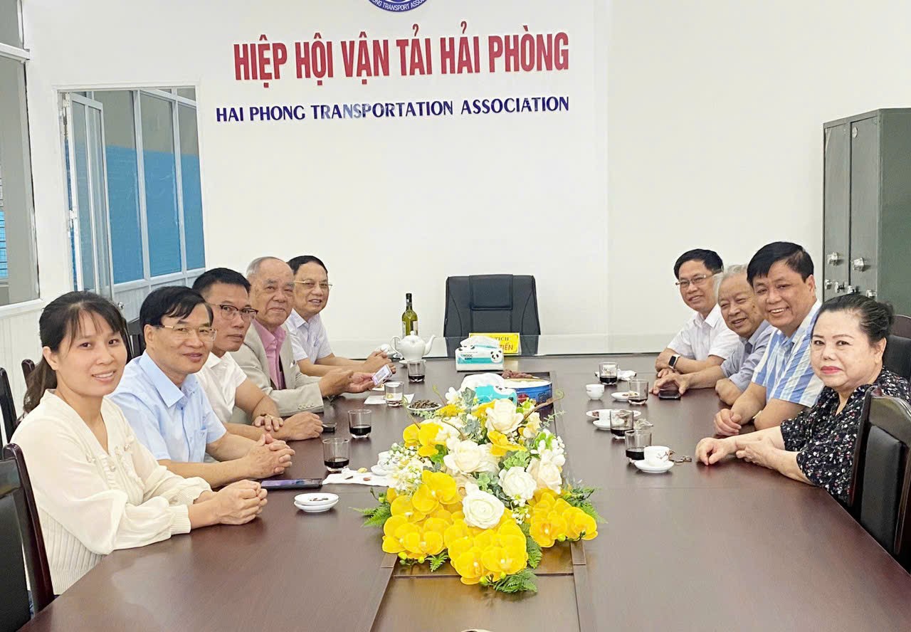 L&amp;atilde;nh đạo hiệp hội thăm v&amp;agrave; l&amp;agrave;m việc với hiệp hội vận tải Hải Ph&amp;ograve;ng về trụ sở mới