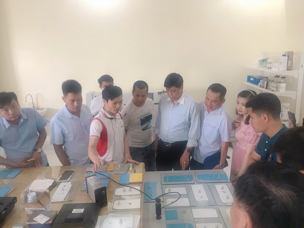 Đo&amp;agrave;n hiệp hội DNNVV thăm v&amp;agrave; l&amp;agrave;m việc tại nh&amp;agrave; m&amp;aacute;y sơn KOSU chất lượng cao của Nhật Bản.