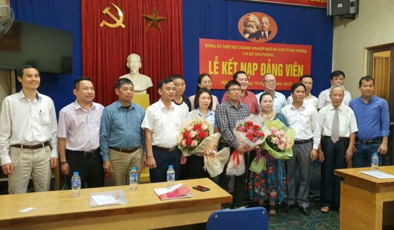 Chi bộ Hiệp hội DNNVV TP Hải Ph&amp;ograve;ng đ&amp;atilde; kết nạp th&amp;ecirc;m 3 Đảng vi&amp;ecirc;n mới l&amp;agrave; chủ c&amp;aacute;c doanh nghiệp hội vi&amp;ecirc;n.