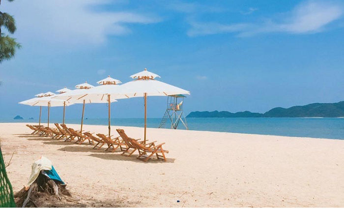 B&amp;atilde;i tắm Đầu Rồng nổi tiếng với bờ c&amp;aacute;t trắng