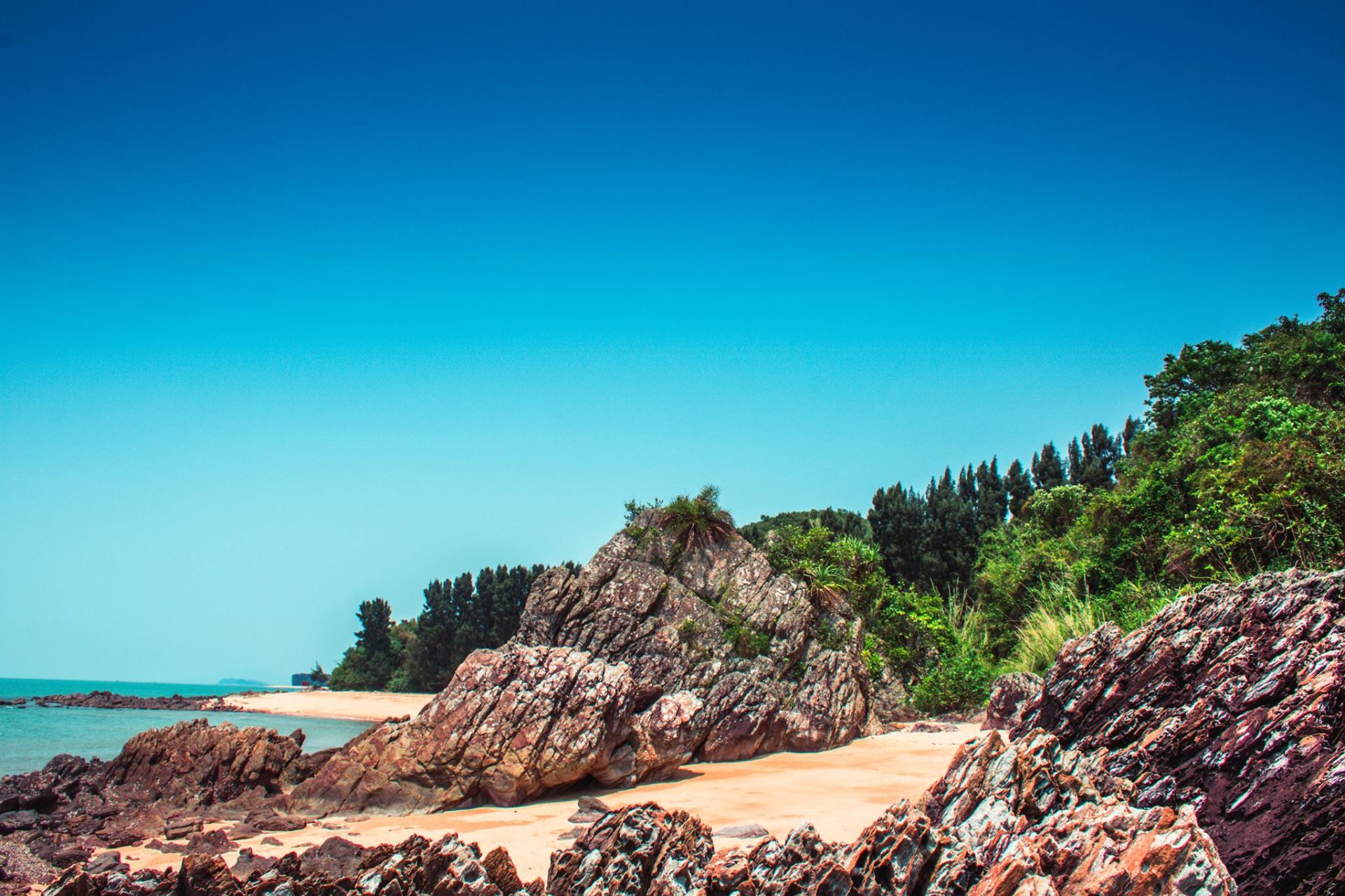 Tr&amp;ecirc;n đảo C&amp;aacute;i Chi&amp;ecirc;n c&amp;oacute; nhiều b&amp;atilde;i đ&amp;aacute; đẹp.