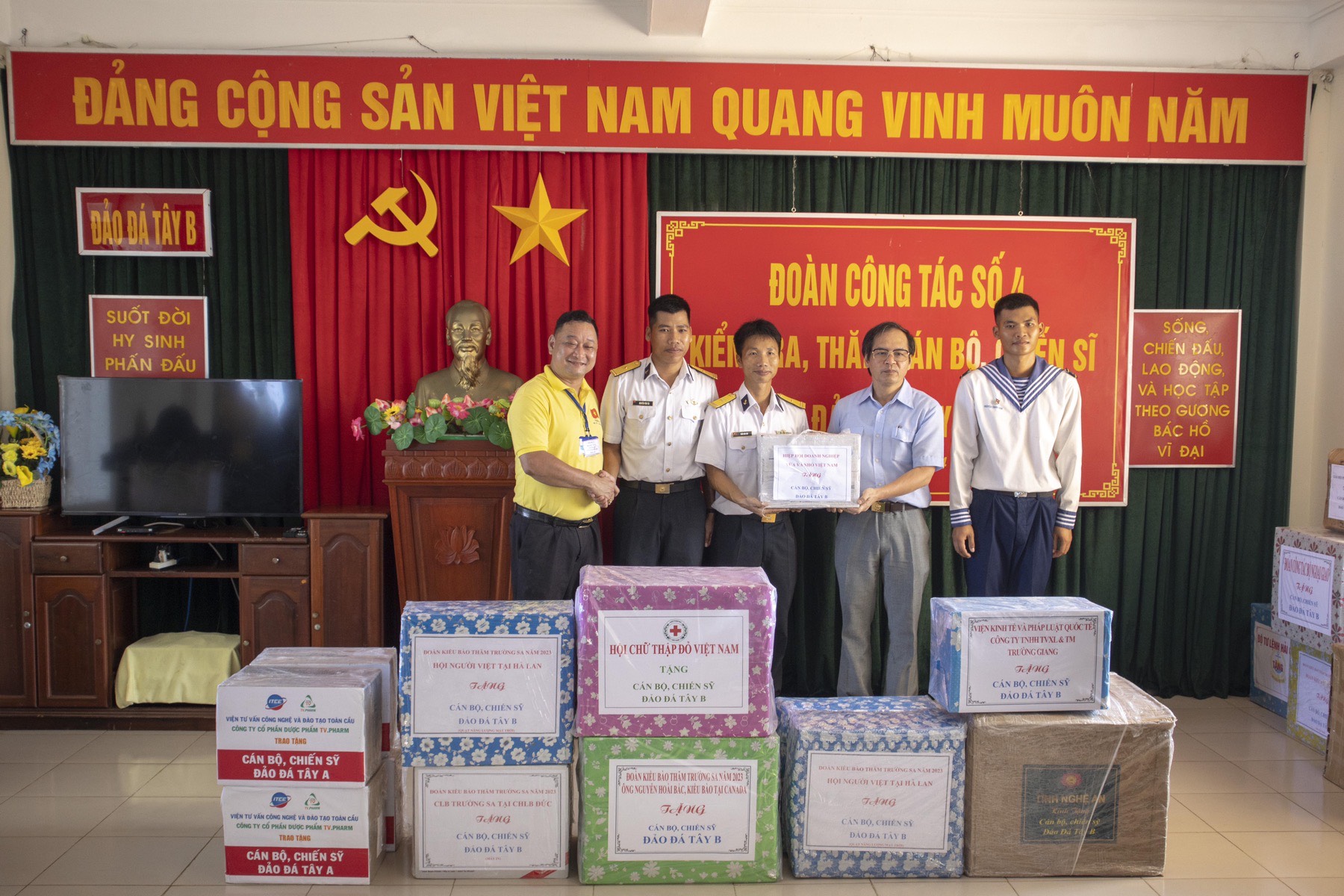 Đại diện Hiệp hội doanh nghiệp nhỏ v&amp;agrave; vừa Việt Nam tặng qu&amp;agrave; cho c&amp;aacute;n bộ, chiến sĩ điểm đảo Đ&amp;aacute; T&amp;acirc;y B.