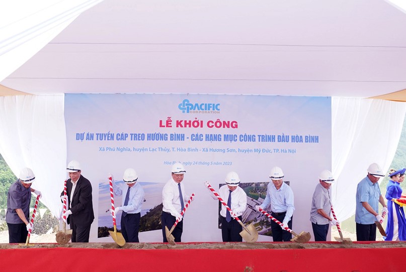 C&amp;aacute;c đại biểu ph&amp;aacute;t lệnh khởi c&amp;ocirc;ng dự &amp;aacute;n c&amp;aacute;p treo Hương B&amp;igrave;nh
