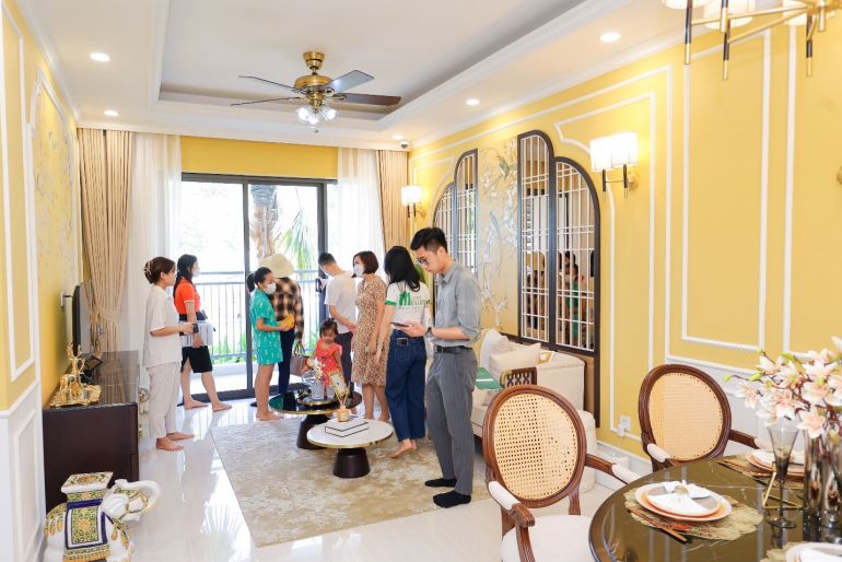 Kh&amp;aacute;ch h&amp;agrave;ng tham quan nh&amp;agrave; mẫu dự &amp;aacute;n Hanoi Melody Residences