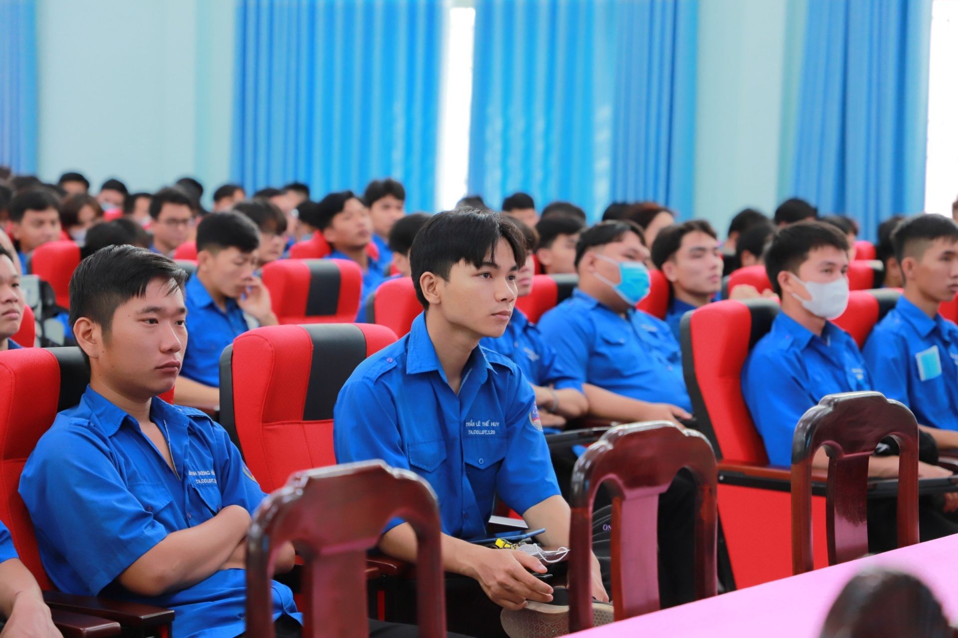 Sinh vi&amp;ecirc;n nghe  chương tr&amp;igrave;nh tư vấn tuyển sinh đ&amp;agrave;o tạo li&amp;ecirc;n th&amp;ocirc;ng từ tr&amp;igrave;nh độ cao đẳng l&amp;ecirc;n tr&amp;igrave;nh độ đại học năm 2023