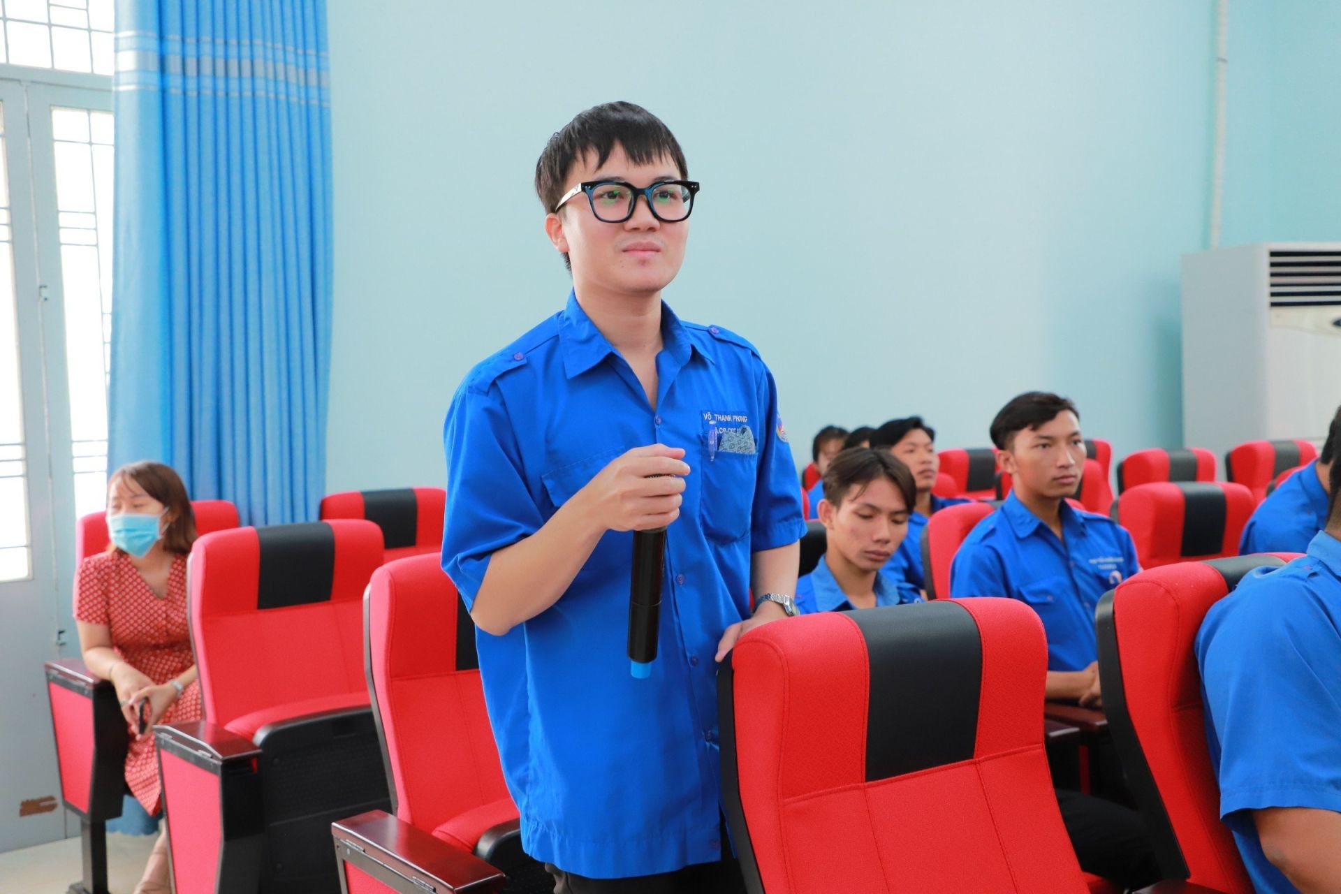 Sinh vi&amp;ecirc;n đưa ra những c&amp;acirc;u hỏi quan t&amp;acirc;m về chương tr&amp;igrave;nh li&amp;ecirc;n th&amp;ocirc;ng