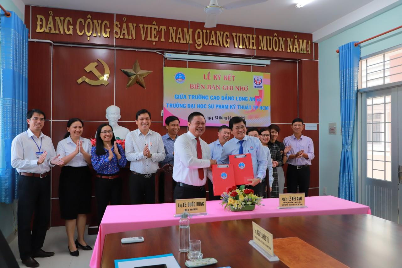 Trường Cao đẳng Long An v&amp;agrave; Trường Đại học Sư phạm Kỹ Thuật TP. Hồ Ch&amp;iacute; Minh đ&amp;atilde; k&amp;yacute; kết bi&amp;ecirc;n bản ghi nhớ về việc li&amp;ecirc;n kết đ&amp;agrave;o tạo lớp đại học h&amp;igrave;nh thức vừa l&amp;agrave;m vừa học v&amp;agrave; li&amp;ecirc;n th&amp;ocirc;ng c&amp;aacute;c ng&amp;agrave;nh nghề kỹ thuật