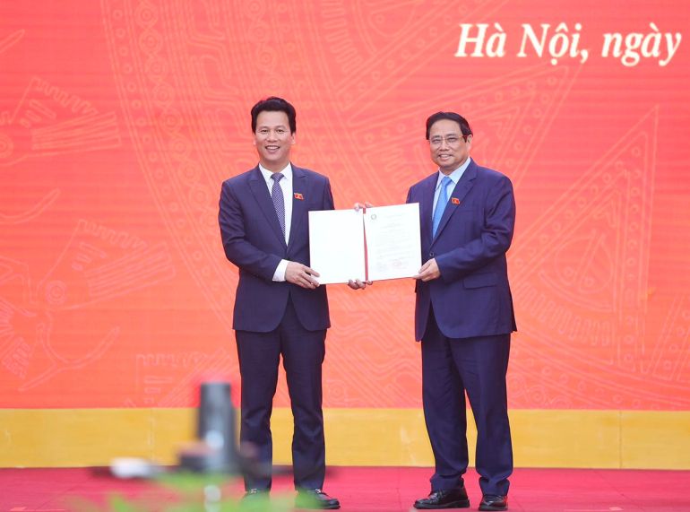 Thủ tướng trao quyết định bổ nhiệm cho &amp;ocirc;ng Đặng Quốc Kh&amp;aacute;nh.