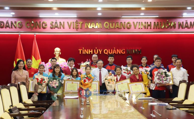 B&amp;iacute; thư Tỉnh ủy Quảng Ninh Nguyễn Xu&amp;acirc;n K&amp;yacute; (giữa) ch&amp;uacute;c mừng c&amp;aacute;c HLV, VĐV Quảng Ninh tham dự SEA Games 32. Ảnh: