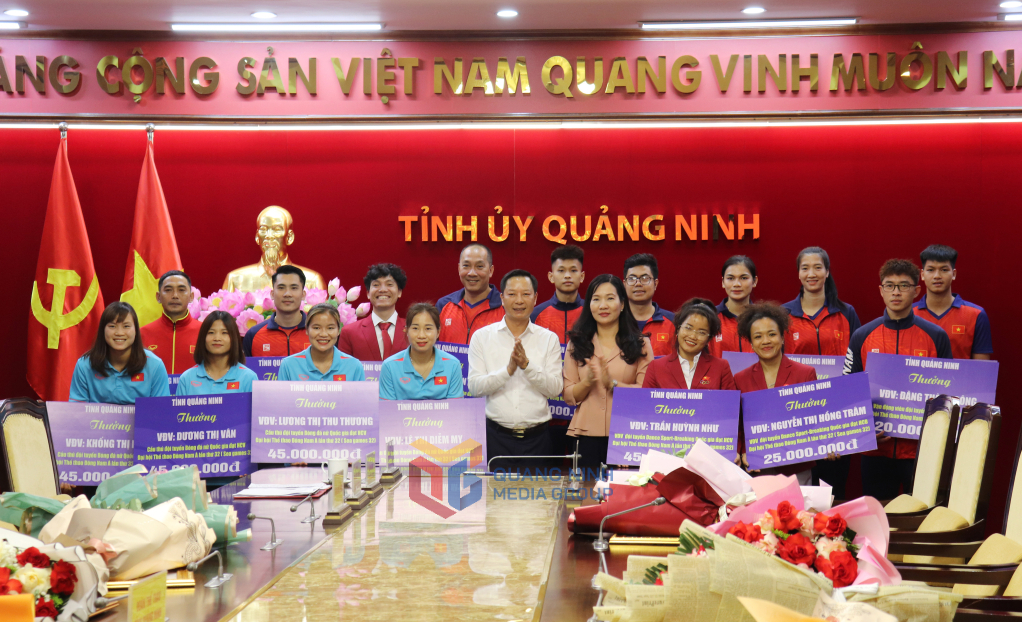 L&amp;atilde;nh đạo tỉnh Quảng Ninh trao tiền thưởng của tỉnh cho c&amp;aacute;c HLV, VĐV