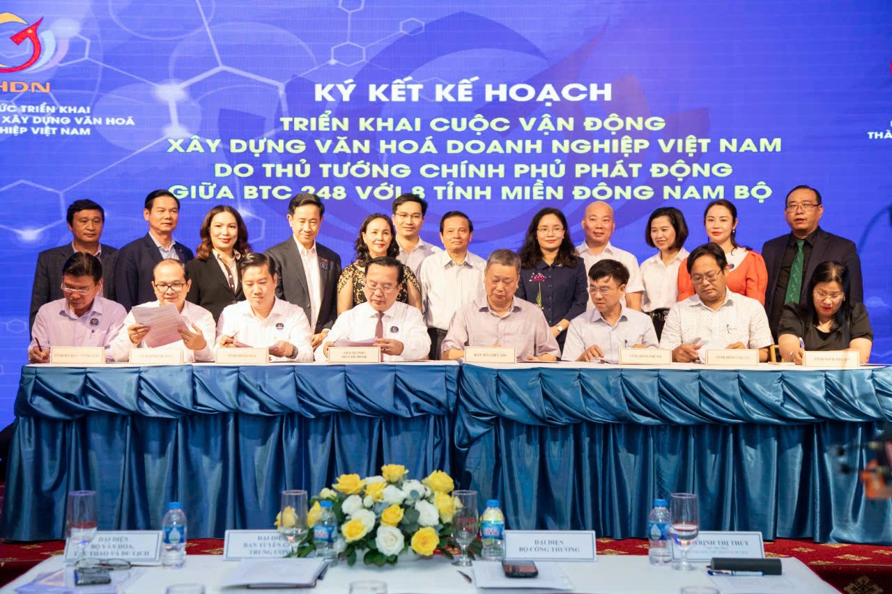 Lễ k&amp;yacute; kết Chương tr&amp;igrave;nh phối hợp triển khai Bộ ti&amp;ecirc;u ch&amp;iacute; văn h&amp;oacute;a kinh doanh Việt Nam giữa Ban tổ chức 248 v&amp;agrave; đại diện 8 tỉnh khu vực Đ&amp;ocirc;ng Nam Bộ