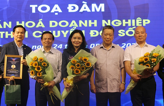 &amp;Ocirc;ng Vũ B&amp;aacute; Ph&amp;uacute; - Cục trưởng Cục x&amp;uacute;c tiến thương mại, Bộ C&amp;ocirc;ng thương (người đầu ti&amp;ecirc;n b&amp;ecirc;n phải)
