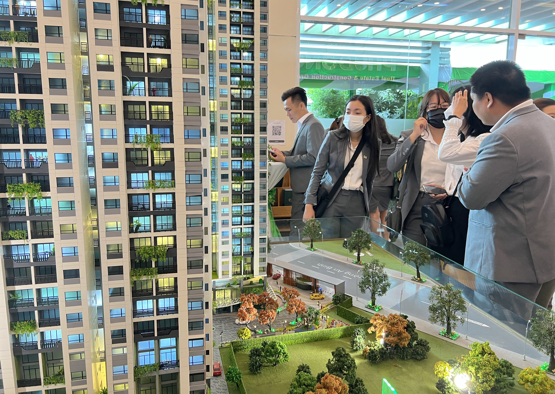 Bộ X&amp;acirc;y dựng sẽ tr&amp;igrave;nh loạt giải ph&amp;aacute;p gỡ kh&amp;oacute; cho bất động sản