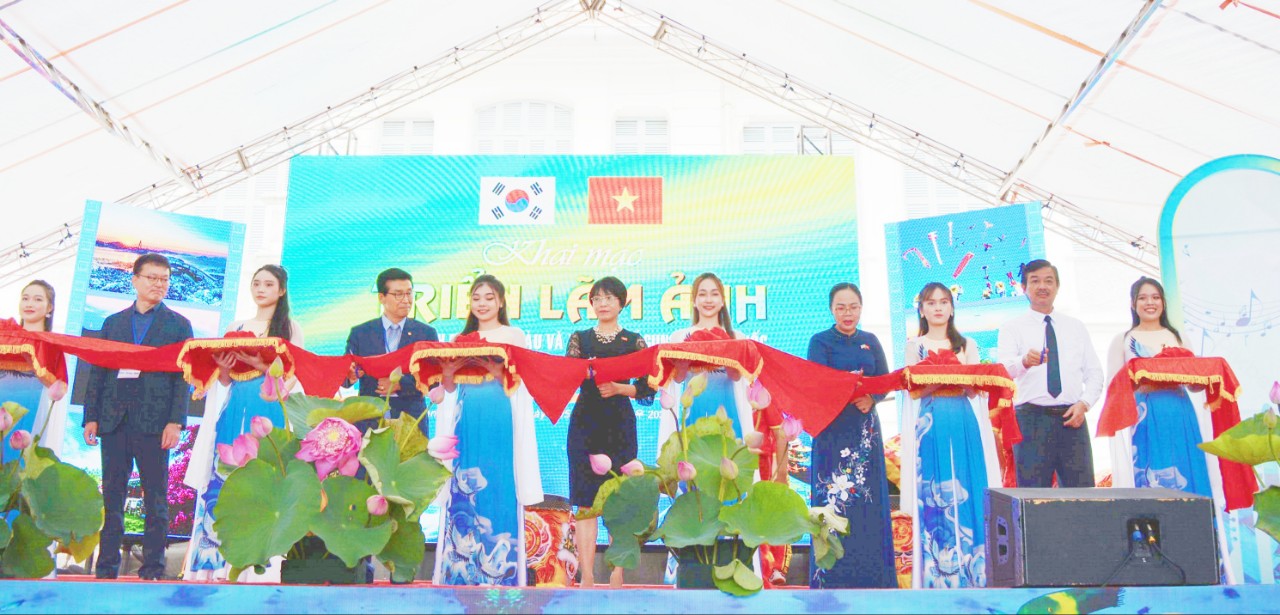 Lễ khai mạc chương tr&amp;igrave;nh giao lưu triển l&amp;atilde;m ảnh giữa TP Vũng T&amp;agrave;u v&amp;agrave; TP Gunsan- H&amp;agrave;n Quốc