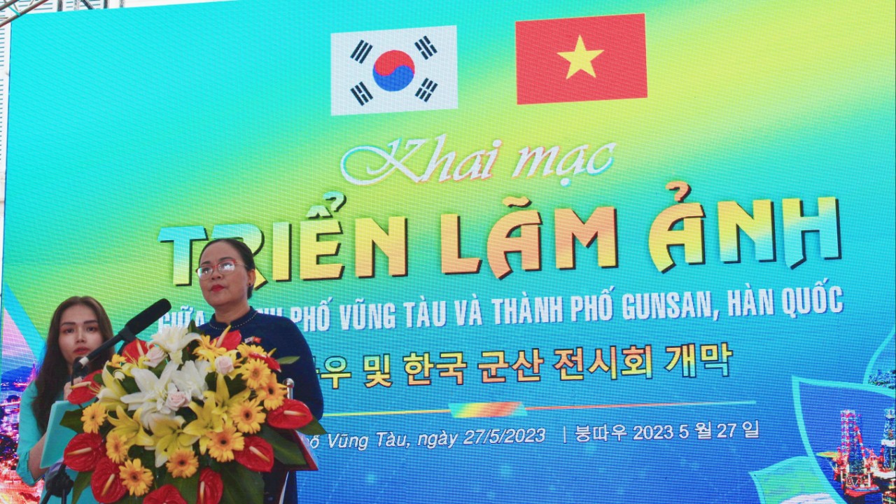 B&amp;agrave; Nguyễn Thị Thu Hương - Ph&amp;oacute; CTUBND T.P Vũng T&amp;agrave;u, ph&amp;aacute;t biểu tại buổi lễ khai mạc triển l&amp;atilde;m ảnh nghệ thuật. (Ảnh : B&amp;iacute;ch Li&amp;ecirc;n )