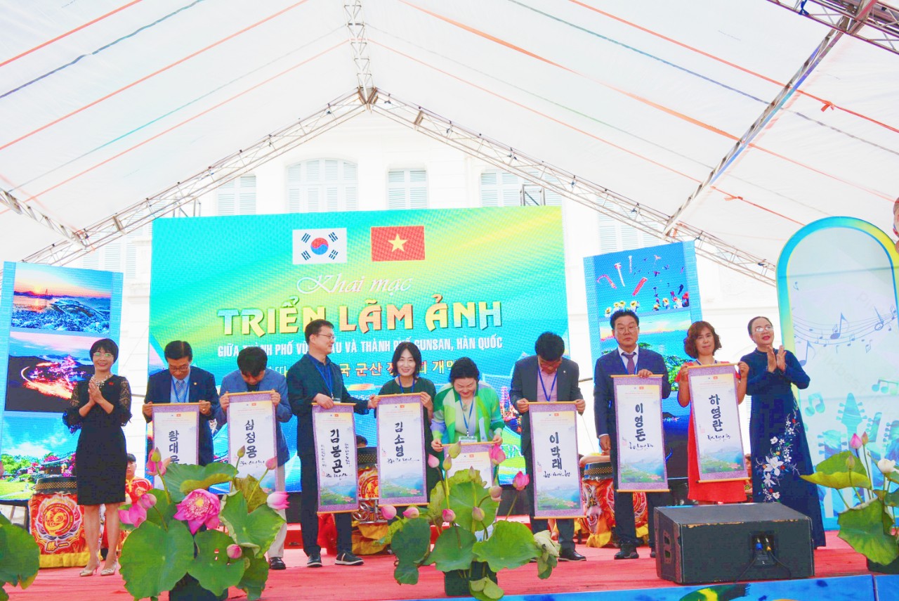 L&amp;atilde;nh đạo TP Vũng T&amp;agrave;u tặng chữ thư ph&amp;aacute;p cho c&amp;aacute;c nghệ sỹ nhiếp ảnh Việt Nam v&amp;agrave; đo&amp;agrave;n nghệ thuật TP Gunsan-H&amp;agrave;n Quốc.