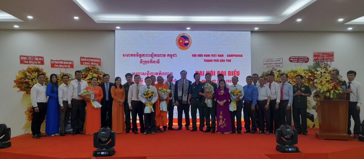 Ra mắt Ban chấp h&amp;agrave;nh Hội gồm 26 đồng ch&amp;iacute;. Đ/c Đại t&amp;aacute; Nguyễn Văn Cận t&amp;aacute;i đắc cử Chủ tịch hội hữu nghị Vi&amp;ecirc;t Nam &amp;ndash; Campuchia TP Cần Thơ.