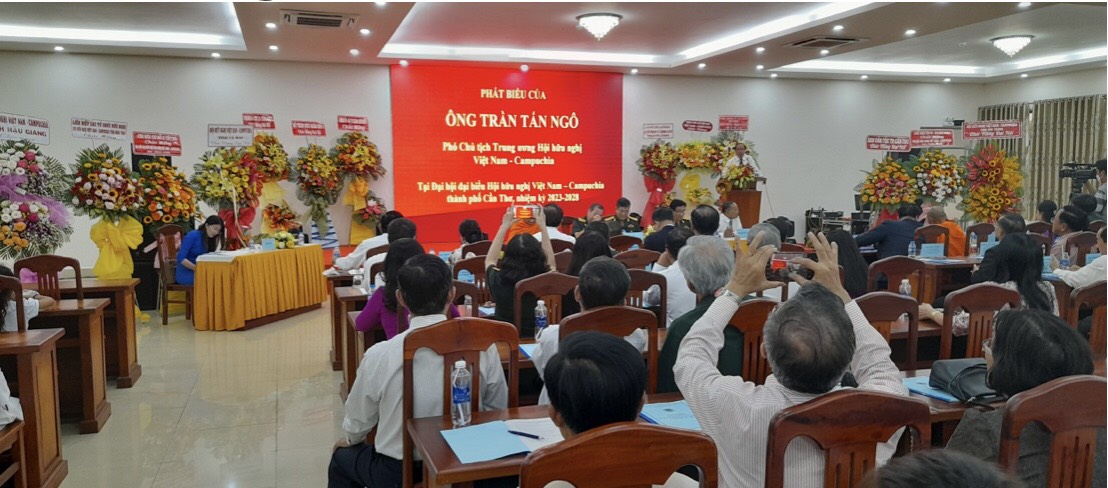 TS -Trần Tấn Ng&amp;ocirc; - PCT Trung ương Hội Hữu nghị VN-CPC ph&amp;aacute;t biểu tại hội nghị.
