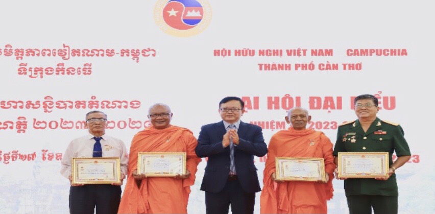 Đồng ch&amp;iacute; Nguyễn Trung Nh&amp;acirc;n, Ủy vi&amp;ecirc;n Ban Thường vụ Th&amp;agrave;nh ủy, Chủ tịch Ủy ban MTTQVN TP Cần Thơ trao Kỷ niệm chương &amp;ldquo;V&amp;igrave; h&amp;ograve;a b&amp;igrave;nh, hữu nghị giữa c&amp;aacute;c d&amp;acirc;n tộc&amp;rdquo; cho 4 c&amp;aacute; nh&amp;acirc;n của HHN Việt Nam - Campuchia TP Cần Thơ.