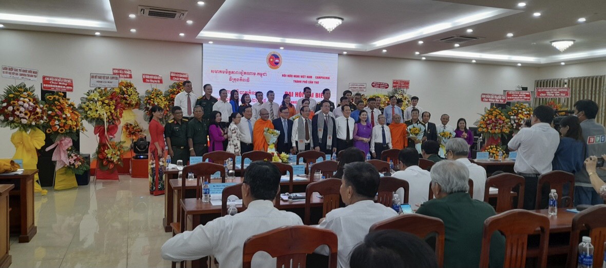 C&amp;aacute;c đại biểu chụp ảnh lưu niệm c&amp;ugrave;ng Ban Chấp h&amp;agrave;nh HHN Việt Nam - Campuchia TP Cần Thơ, nhiệm kỳ 2023-2028.