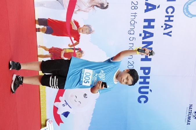 &amp;ldquo;Vận động vi&amp;ecirc;n nh&amp;iacute;&amp;rdquo; L&amp;ecirc; Anh (12 tuổi, H&amp;ograve;a B&amp;igrave;nh) thay mặt c&amp;aacute;c vận động vi&amp;ecirc;n tham gia giải chạy l&amp;ecirc;n tuy&amp;ecirc;n thệ.