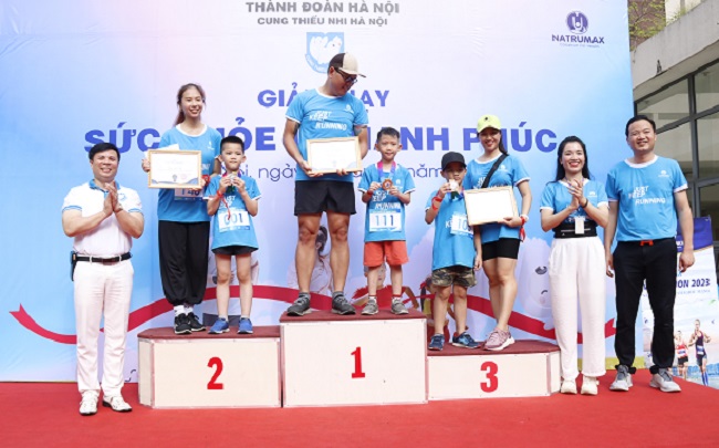 &amp;Ocirc;ng Trần Minh Tuấn &amp;ndash; Ph&amp;oacute; gi&amp;aacute;m đốc Cung Thiếu nhi H&amp;agrave; Nội c&amp;ugrave;ng l&amp;atilde;nh đạo Natrumax Việt Nam trao giải cho c&amp;aacute;c VĐV đạt th&amp;agrave;nh t&amp;iacute;ch cao tại giải chạy