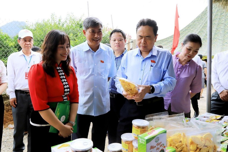 Ảnh minh họaPh&amp;oacute; Chủ tịch Thường trực Quốc hội Trần Thanh Mẫn c&amp;ugrave;ng c&amp;aacute;c đại biểu về dự Ng&amp;agrave;y hội thăm hỏi, tặng qu&amp;agrave; cho đồng b&amp;agrave;o huyện Mộc Ch&amp;acirc;u v&amp;agrave; thăm gian h&amp;agrave;ng trưng b&amp;agrave;y sản phẩm OCOP của tỉnh Sơn La.