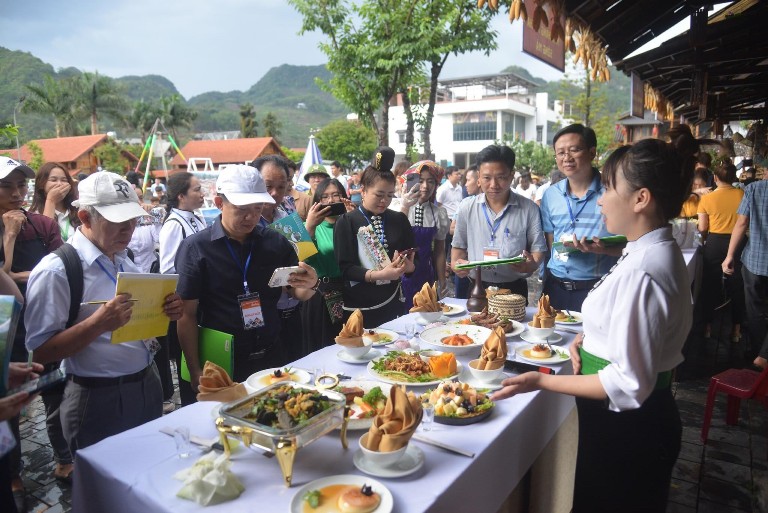 Ảnh minh họaTrưng b&amp;agrave;y m&amp;acirc;m ẩm thực, đặc sản T&amp;acirc;y Bắc.