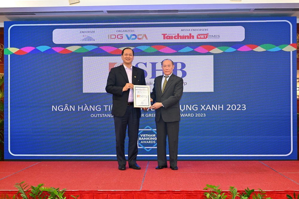 &amp;Ocirc;ng Trần Xu&amp;acirc;n Huy &amp;ndash; Ph&amp;oacute; Tổng Gi&amp;aacute;m đốc SHB (b&amp;ecirc;n tr&amp;aacute;i) đại diện ng&amp;acirc;n h&amp;agrave;ng nhận giải thưởng &amp;ldquo;Ng&amp;acirc;n h&amp;agrave;ng Ti&amp;ecirc;u biểu về T&amp;iacute;n dụng Xanh năm 2022&amp;rdquo;