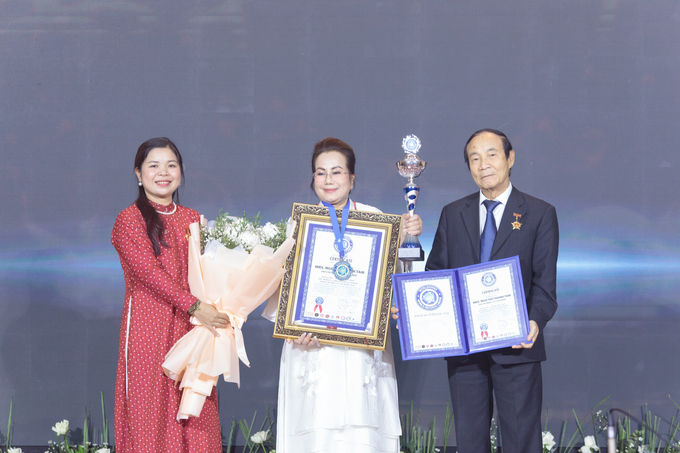 &amp;Ocirc;ng Nguyễn Văn Viễn - viện trưởng Viện Sở hữu tr&amp;iacute; tuệ Việt Nam, ph&amp;oacute; chủ tịch Trung ương Hội Kỷ lục gia Việt Nam v&amp;agrave; b&amp;agrave; Nguyễn Thị Quỳnh Ngọc - tổng thư k&amp;yacute; Tổ chức Kỷ lục Việt Nam trao bằng Kỷ lục thế giới cho b&amp;agrave; Ng&amp;ocirc; Thị Thanh T&amp;acirc;m