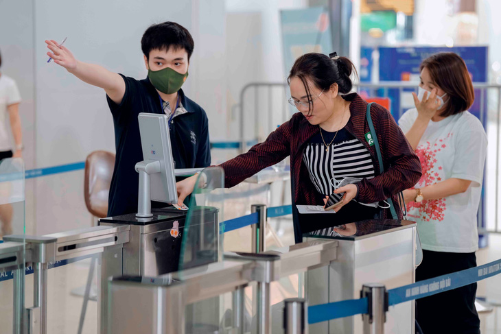 Hiện nay một số s&amp;acirc;n bay đang x&amp;aacute;c thực nh&amp;acirc;n th&amp;acirc;n h&amp;agrave;nh kh&amp;aacute;ch bằng căn cước c&amp;ocirc;ng d&amp;acirc;n gắn chip - Ảnh: NIAẢnh minh họa