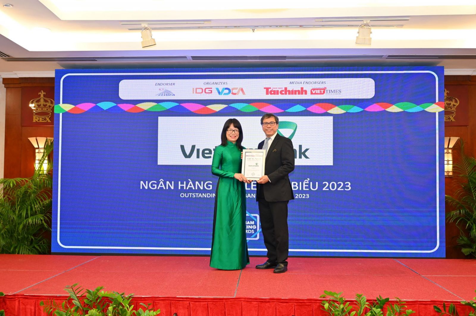 B&amp;agrave; Đo&amp;agrave;n Hồng Nhung - Ph&amp;oacute; Gi&amp;aacute;m đốc Khối B&amp;aacute;n lẻ Vietcombank đại diện ng&amp;acirc;n h&amp;agrave;ng nhận giải thưởng từ Ban tổ chức