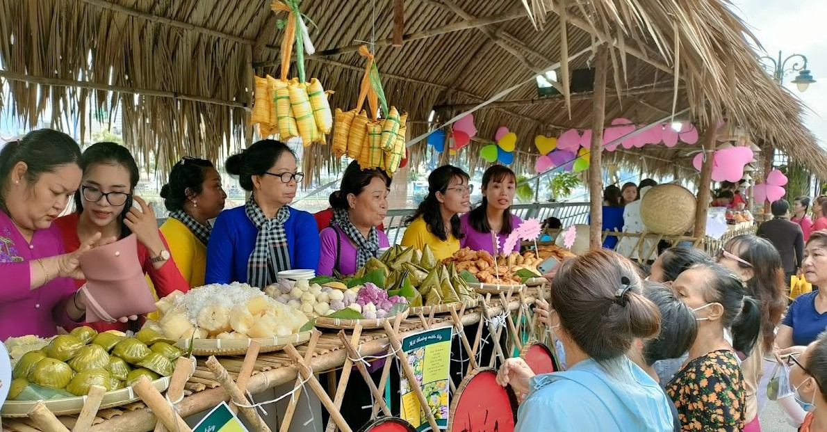 Gian h&amp;agrave;ng ẩm thực, b&amp;aacute;nh d&amp;acirc;n gian.