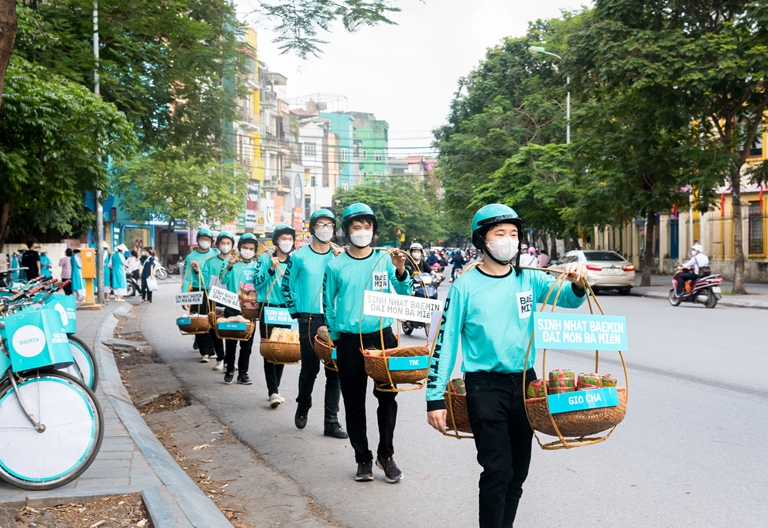 Ảnh minh họa[H&amp;agrave; Nội] Những anh t&amp;agrave;i xế BAEMIN _giao đồ ăn_ bằng g&amp;aacute;nh h&amp;agrave;ng rong đặc trưng quen thuộc của H&amp;agrave; Nội (1)