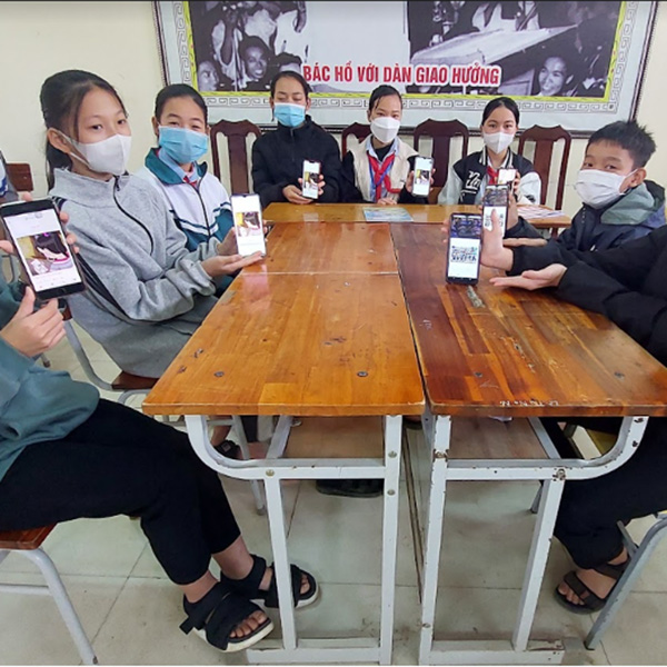 C&amp;aacute;c em thanh thiếu ni&amp;ecirc;n tham gia tập huấn an to&amp;agrave;n mạng ở 1 x&amp;atilde; huyện Minh H&amp;oacute;a, tỉnh Quảng B&amp;igrave;nh. Ảnh do cốt c&amp;aacute;n địa phương cung cấp.