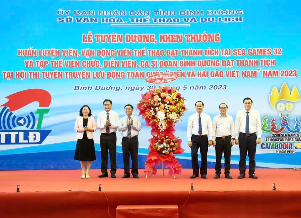 L&amp;atilde;nh đạo tỉnh tặng hoa ch&amp;uacute;c mừng L&amp;atilde;nh đạo Sở Văn h&amp;oacute;a, Thể thao v&amp;agrave; Du lịch tại lễ tuy&amp;ecirc;n dương