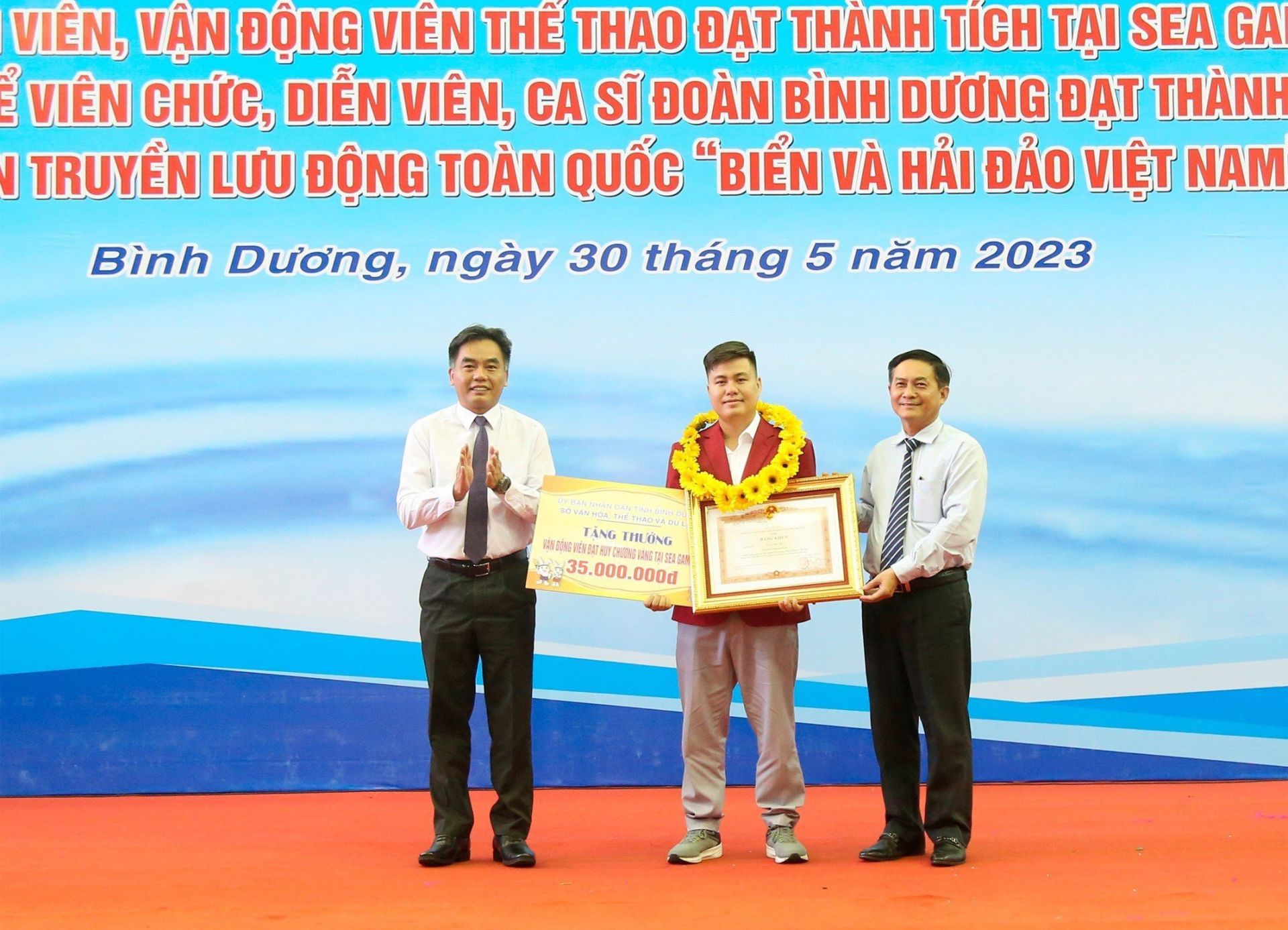 &amp;Ocirc;ng Nguyễn Văn Lộc - Ủy vi&amp;ecirc;n BTV Tỉnh ủy, Chủ tịch HĐND tỉnh, Chủ tịch Ủy ban MTTQ Việt Nam tỉnh, Trưởng ban D&amp;acirc;n vận Tỉnh ủy v&amp;agrave; &amp;Ocirc;ng Nguyễn Lộc H&amp;agrave; - Ủy vi&amp;ecirc;n BTV Tỉnh ủy, Ph&amp;oacute; Chủ tịch UBND tỉnh thừa ủy quyền của Thủ tướng Ch&amp;iacute;nh phủ, trao bằng khen của Thủ tướng v&amp;agrave; tiền thưởng cho VĐV Lại L&amp;yacute; Huynh