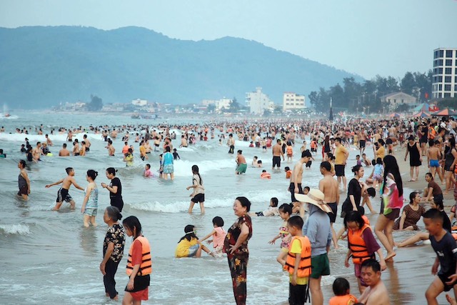 Nghỉ lễ k&amp;eacute;o d&amp;agrave;i c&amp;ugrave;ng với thời tiết nắng n&amp;oacute;ng khiến c&amp;aacute;c điểm, khu du lịch biển trở n&amp;ecirc;n qu&amp;aacute; tải