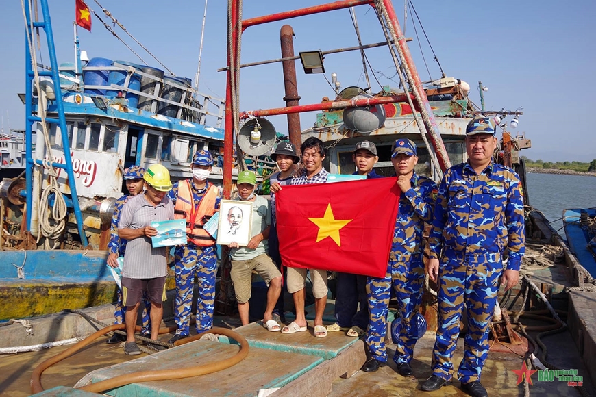 Hải đo&amp;agrave;n Bi&amp;ecirc;n ph&amp;ograve;ng 18 trao tặng cờ Tổ quốc, ph&amp;aacute;t tờ rơi tuy&amp;ecirc;n truyền về chống khai th&amp;aacute;c IUU cho ngư d&amp;acirc;n.