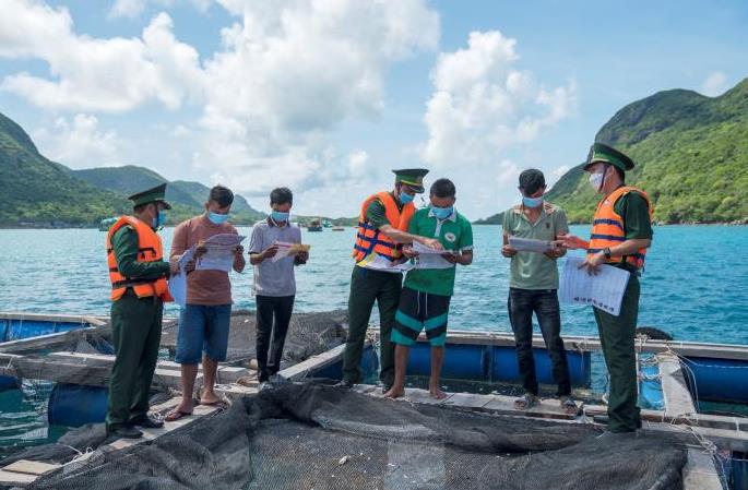 Đồn Bi&amp;ecirc;n ph&amp;ograve;ng C&amp;ocirc;n Đảo (BĐBP B&amp;agrave; Rịa-Vũng T&amp;agrave;u) tích cực tuy&amp;ecirc;n truyền về IUU cho bà con ngư d&amp;acirc;n. Ảnh: Quang Anh