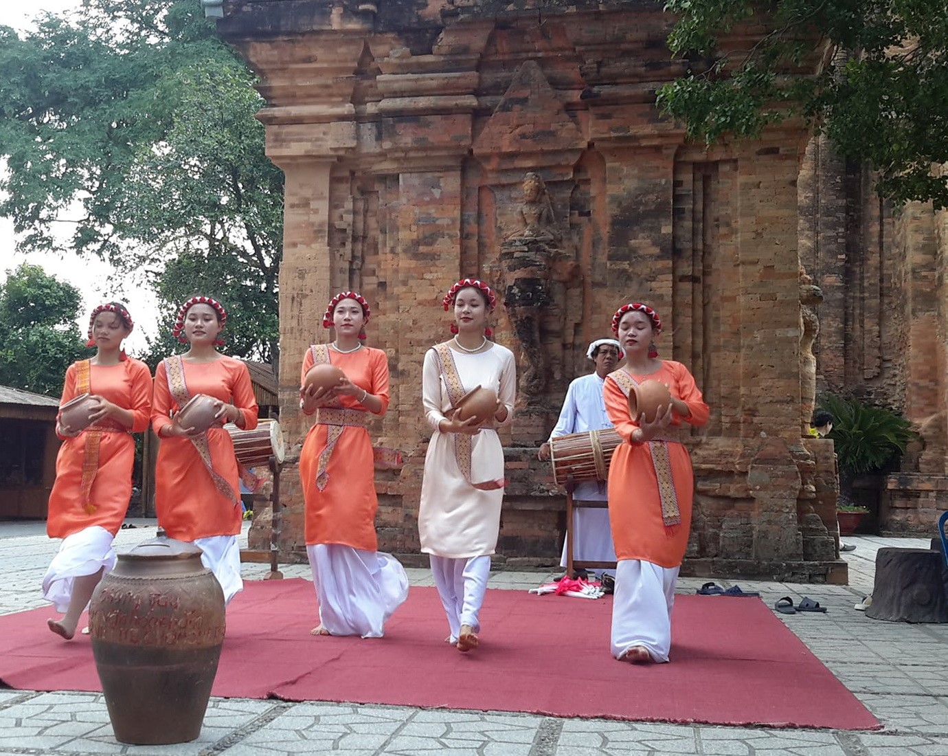 Nghệ nh&amp;acirc;n Chăm biểu diễn tại Th&amp;aacute;p B&amp;agrave; PONAGAR  Lễ Hội Th&amp;aacute;p B&amp;agrave; PONAGAR (22 /3 al) đ&amp;oacute;n tr&amp;ecirc;n 1.000 lượt kh&amp;aacute;ch  Ảnh Ngọc V&amp;acirc;n