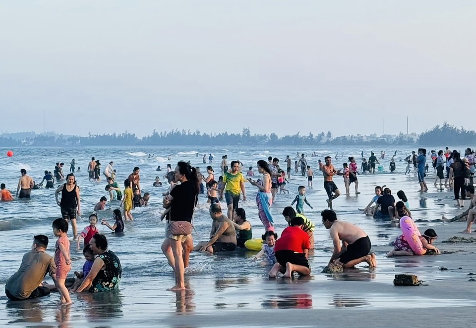 Biển Mỹ Kh&amp;ecirc; (x&amp;atilde; Tịnh Kh&amp;ecirc;, TP Quảng Ng&amp;atilde;i) đ&amp;oacute;n lượng lớn người d&amp;acirc;n, kh&amp;aacute;ch du lịch đến để thưởng thức hải sản v&amp;agrave; giải nhiệt trong những ng&amp;agrave;y nắng n&amp;oacute;ng cao điểm