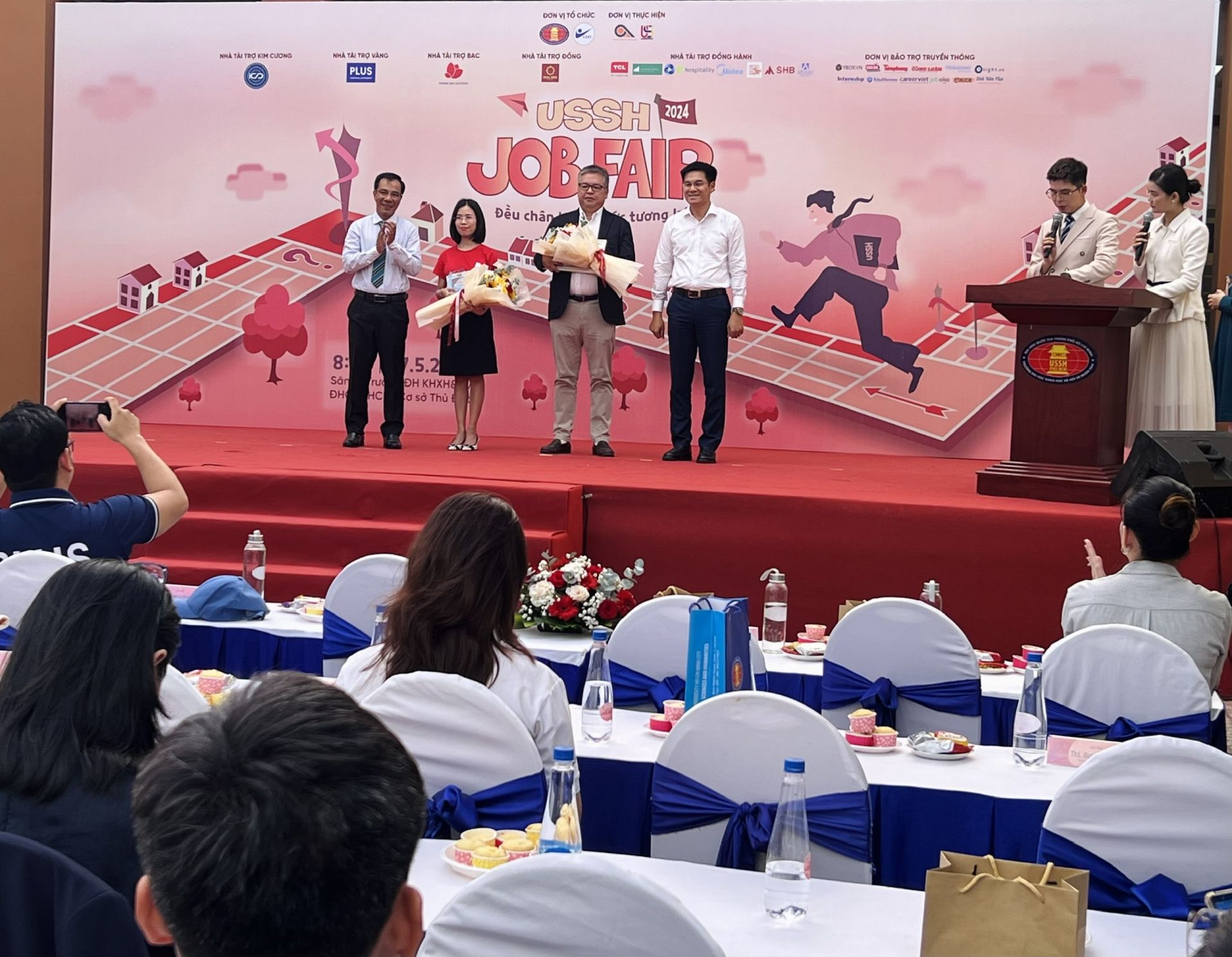 Đại diện nh&amp;agrave; trường tặng hoa cảm ơn doanh nghiệp