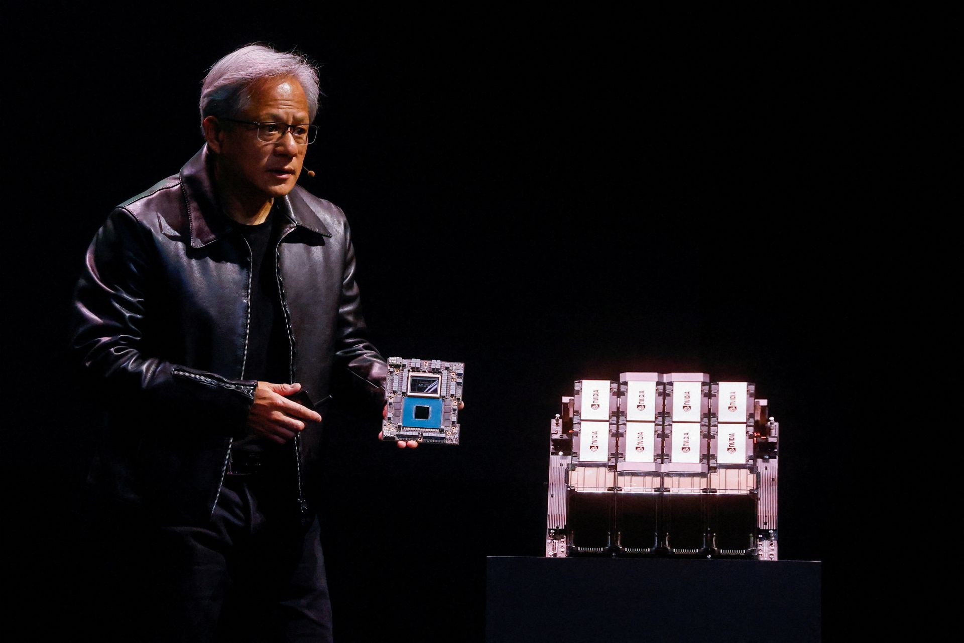 CEO Nvidia Jensen Huang c&amp;oacute; rất nhiều loại b&amp;aacute;o c&amp;aacute;o được gửi trực tiếp đến &amp;ocirc;ng